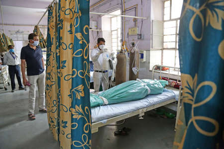Beawar, Rajasthan, April 30, 2021: Dead body of COVID victim in Corona ward at Government Hospital, amid shortage of oxygen and beds due to surge in coronavirus cases, in Beawar. Photo: Sumit Saraswatのeditorial素材