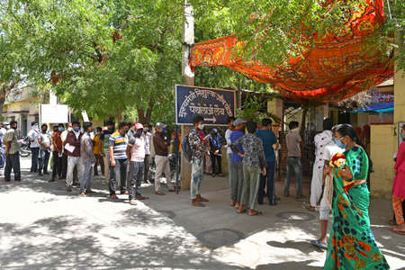 Beawar, Rajasthan, India, May 10, 2021: People stand in long queue for COVID-19 test at Government Amrit Kaur Hospital during second wave of coronavirus epidemic, in Beawar. Photo: Sumit Saraswatのeditorial素材