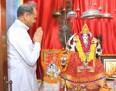 Jaipur, India, Oct.7, 2021: Rajasthan Chief Minister Ashok Gehlot offers prayers to Goddess Durga at Jagdamba temple on the first day of the 9-day long Navratri Durga Puja festival in Jaipur.のeditorial素材