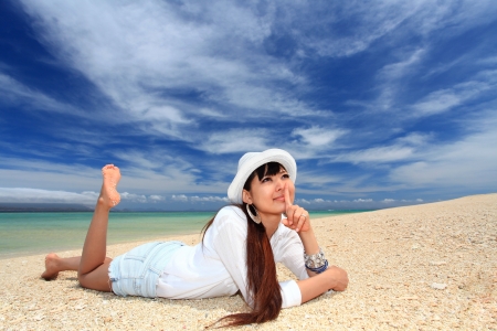 The woman who relaxes on the beach の写真素材