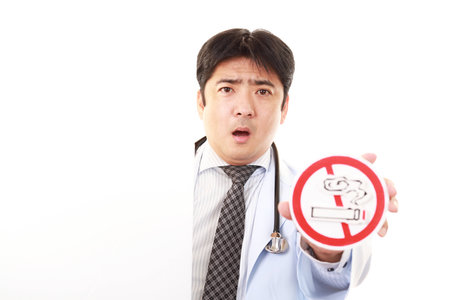Doctor holds non smoking signの写真素材