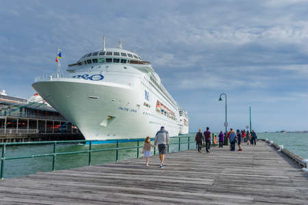 Melbourne, Australia - November 3, 2015: View of people gather at the pier to welcome the PO Pacific Jewel cruise ship at Port Melbourne.のeditorial素材