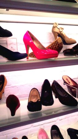 shoes on displayの素材