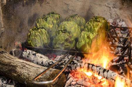 closeup of a pile of artichokes being grilled in the barbecue, catalan food.の写真素材