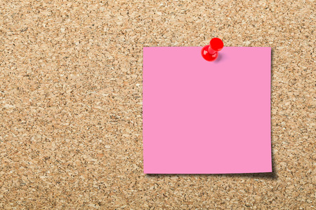 Blank sticky note on cork boardの写真素材