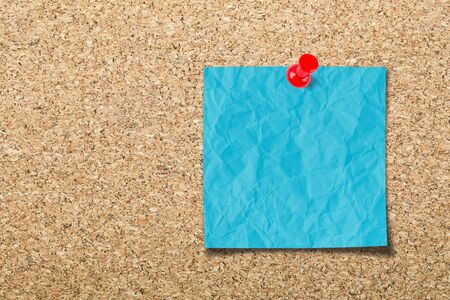 Blank sticky note on cork boardの写真素材