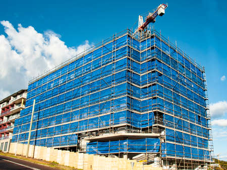 Gosford, New South Wales, Australia - September 7. 2018: Construction and building progress update 135.  A working tower crane on new home units building site at 47 Beane St.のeditorial素材