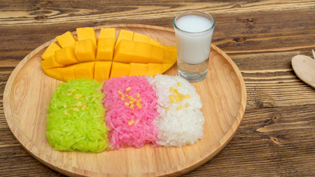 Three colors of sticky rice and ripe mango (Thai dessert).の写真素材
