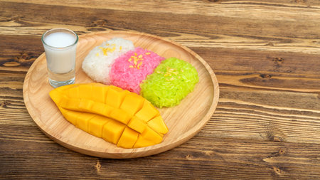 Three colors of sticky rice and ripe mango (Thai dessert).の写真素材