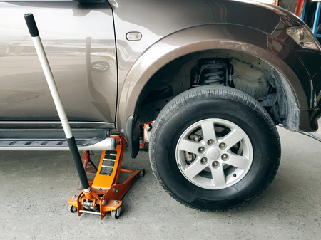 SUV Car Repair: Front Wheel Tyres Changingの写真素材