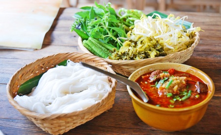 Rice noodles with spicy pork sauce