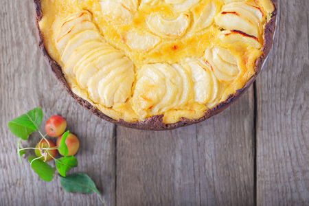 Apple pie with custard on wooden tableの写真素材