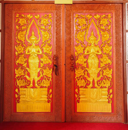 Traditional Thai style Statue on the temple doorのeditorial素材