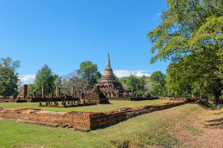 Old pagoda in Wat Chang Lom, Sukhothai, Thailandの写真素材