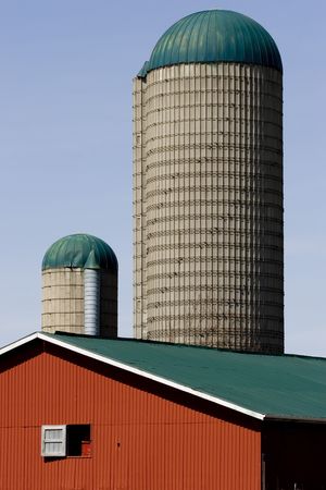 Silos behind red and green barnの写真素材