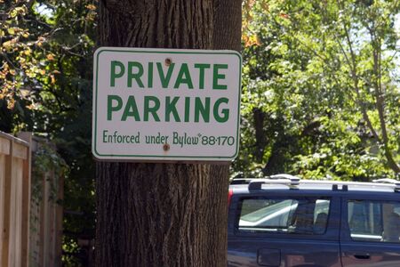 Green and white "No Parking" signの写真素材