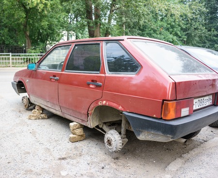 RUSSIA, YEKATERINBURG - JULY 21, 2016: Old Russian VAZ without wheels, unknown people took off and stole the wheel at nightのeditorial素材