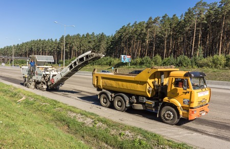 RUSSIA, YEKATERINBURG - AUGUST 19, 2016: Summer Road Repair in Yekaterinburg, Russia, The Half-lane Cold Planer Roadtec RX500のeditorial素材