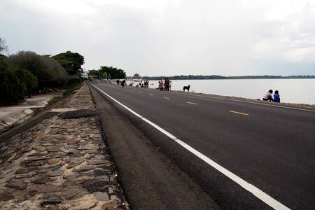 rest next to the roadのeditorial素材