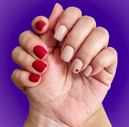 Kolkata, West Bengal, India- 15.11.2020: beautiful nail art design. Female manicure hand.のeditorial素材