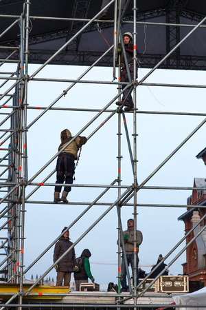 Moscow , Russia - February 21 , 2015:  Construction workers working on scaffolding . Mount Billboard next to Red Square. Russia,Moscow.のeditorial素材