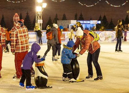 Moscow , Russia - February 21, 2015 : People at GUM-Skating rink on Red Square is open from December 1 to March 10 and contains 450 people .のeditorial素材
