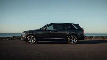 Black SUV by the Oceanの素材