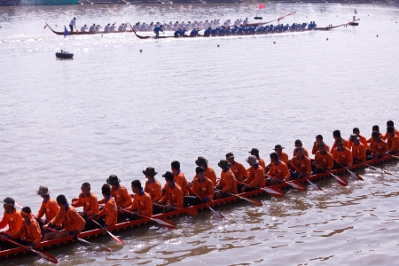 PIMAI, THAILAND - November  11  Unidentified rowers  in traditional Thai long boats compete during Kingのeditorial素材