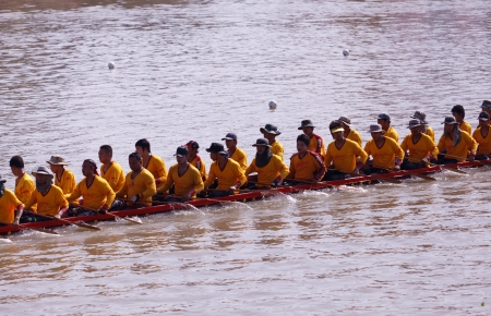 PIMAI, THAILAND - November  11  Unidentified rowers  in traditional Thai long boats compete during Kingのeditorial素材