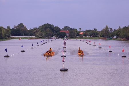 PIMAI, THAILAND - November  11  Unidentified rowers  in traditional Thai long boats compete during Kingのeditorial素材