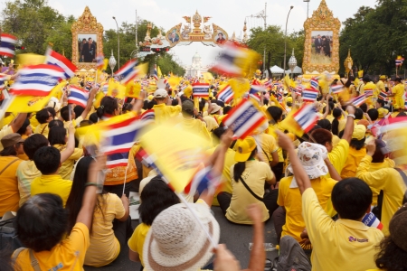 BANGKOK, THAILAND - DECEMBER 5  Unidentified Thai people gather together in order to bless the birthday of His Majesty the King on December 5, 2012 in Bangkok, Thailand のeditorial素材