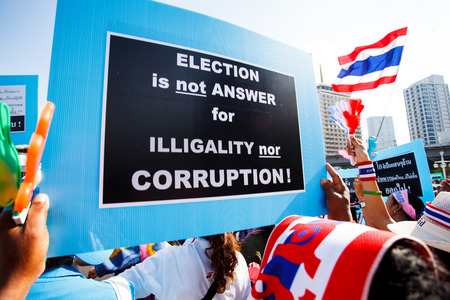 BANGKOK-JAN 13: Unidentified Thai protesters raise banners to resist government of Shinawatra regimes on Jan 13, 2014 in Bangkok, Thailand. It claims that up to million Thai people gather on such day in the middle of Bangkok.のeditorial素材