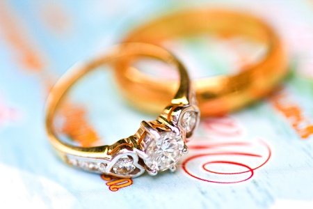 Diamond wedding rings on paper card in macro modeの写真素材