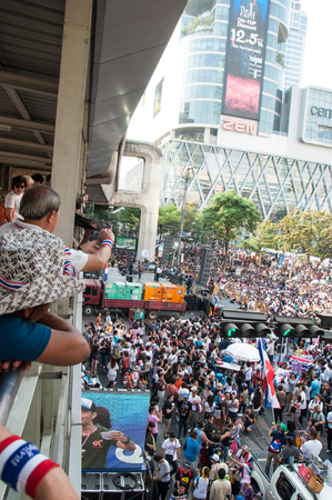 BANGKOK THAILAND - FEBRUARY 2 : Unidentified protesters gather Ratchaprasong intersection to anti government and not voting in the day of the election under the concept of Bangkok shutdown on Feb 2, 2014 in Bangkok, Thailand.のeditorial素材