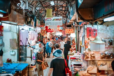 Taipei, TAIWAN - 3 Oct, 2017: Local Taiwanese people were walking around in the local market for shopping food and the other things. Taipei, Taiwanのeditorial素材