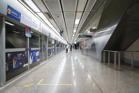 Bangkok, THAILAND - 18 Feb, 2018: The Passengers walking around for a transportation platform in the Bangkok Thailand underground train station in Bangkok Thailand.のeditorial素材