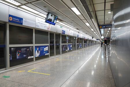 Bangkok, THAILAND - 18 Feb, 2018: The Passengers walking around for a transportation platform in the Bangkok Thailand underground train station in Bangkok Thailand.のeditorial素材