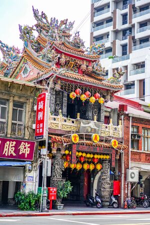 Taipei, TAIWAN - 3 Oct, 2017: The environment of Taiwan Local Temple with Taiwanese and tourists visited for pray and travel around it. Taipei, Taiwan.のeditorial素材