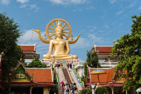 KOH SAMUI, THAILAND - JAN 23 : Big buddha with many of tourist in the temple on January 23, 2016 . One of the most famous landmark of Koh Samui, Surat Thani Province, Thailandのeditorial素材