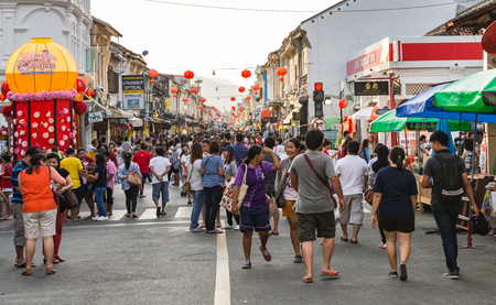 PHUKET, THAILAND - FEB 13 : Many people in phuket old town with Chino Portuguese style building on February 13, 2016 in Phuket, Thailandのeditorial素材