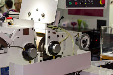 high precision automatic centerless grinding machine for industrial at workshop