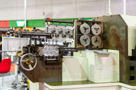 automatic  feed unit of universal High technology and precision automatic 3d wire bending machine...