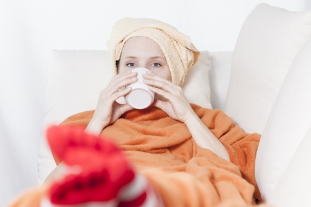 woman in warm toe socks and blanket at homeの写真素材