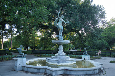 Statue of a woman in a park in New York City.の写真素材