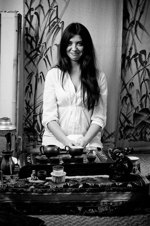 A young girl holds a Chinese tea ceremonyの写真素材