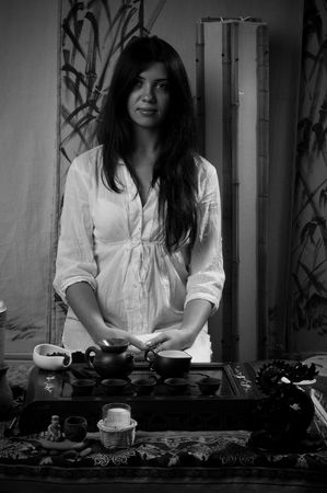 A young girl holds a Chinese tea ceremonyの写真素材