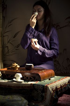 A young girl holds a Chinese tea ceremonyの写真素材