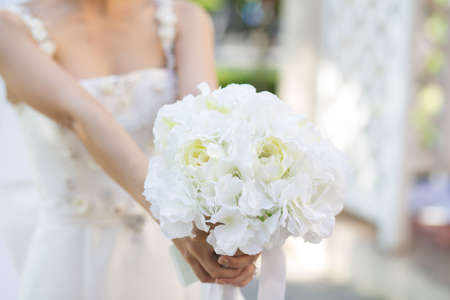 wedding bouquet white in bride's handの写真素材