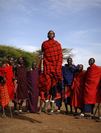 Africa.Tanzania. 5 march 2009. Maasai village. Masai performing warrior dance,Tanzania, East Africa.のeditorial素材