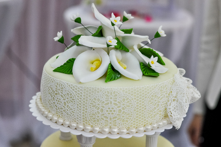 Wedding cake decorated with fondant. Flowers callasの写真素材